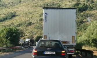 Cistijerna se zapalila nakon sudara sa automobilom, jedna osoba stradala