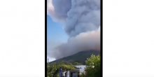 Erupcija vulkana na ostrvu Stromboli: Turisti od straha skakali u more, jedan stradao(VIDEO)