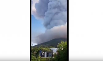 Erupcija vulkana na ostrvu Stromboli: Turisti od straha skakali u more, jedan stradao(VIDEO)