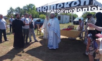 Počela liturgija, ali ispred zidina hrama