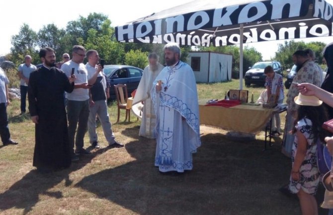 Počela liturgija, ali ispred zidina hrama