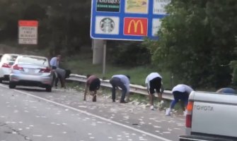 Oklopno vozilo se otvorilo, ljudi sakupljali novac po auto-putu(VIDEO)