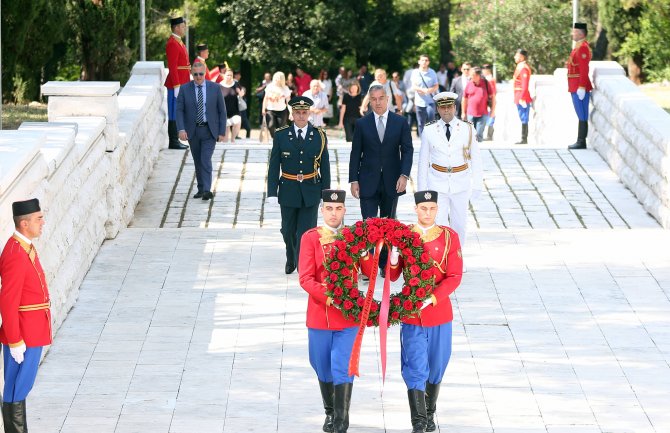 Đukanović položio je vijenac na spomenik Partizanu borcu na Gorici(FOTO)(VIDEO)