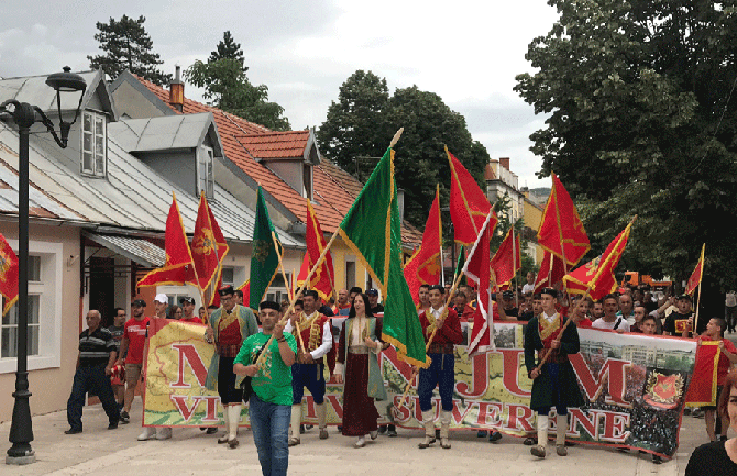 Na ulicama Cetinja održan je “Veliki crnogorski marš”