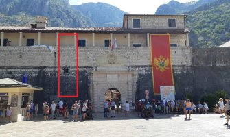 Sa kotorskih bedema ukradena crnogorska zastava