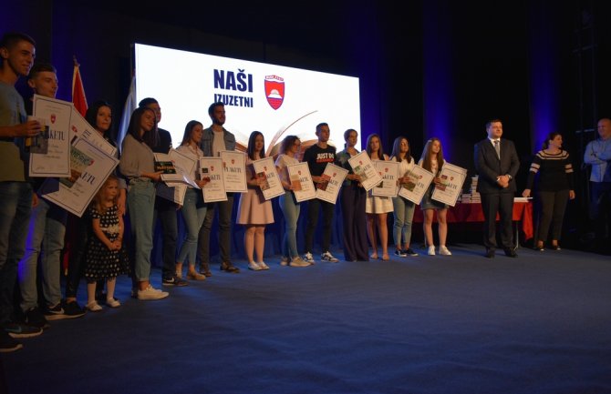 Uručena priznanja najboljim bjelopoljskim đacima, Smolović: Nijeste ovdje slučajno