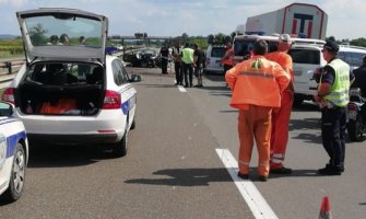 Sudar 3 automobila i kamiona: Poginulo dijete (11), dvoje teško povrijeđeno