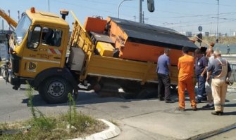 Ironična scena u Beogradu: Kamionu točak upao u ogromnu rupu