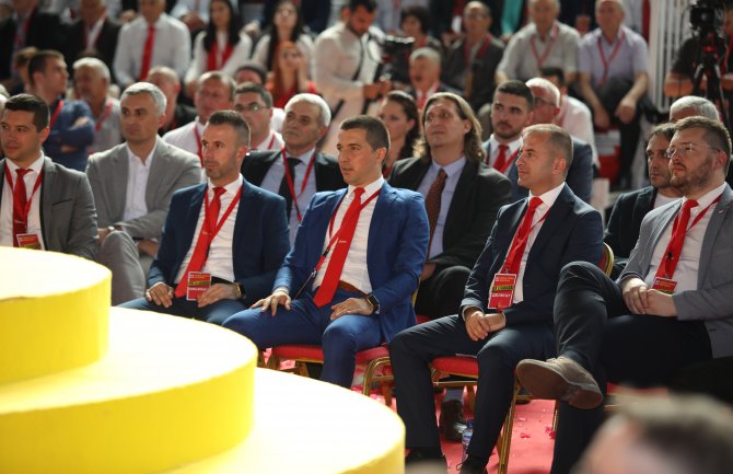 Nimanbegu glasao protiv ukidanja plata poslanicima Demokrata