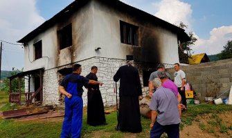 Vladika Joanikije posjetio porodicu Femić nakon požara: Porodica bez ikakvih primanja, u požaru izgubili sve