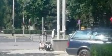 Automobil se sudario sa kombijem, pa udario u klupu na kojoj su bile majka i beba(VIDEO)