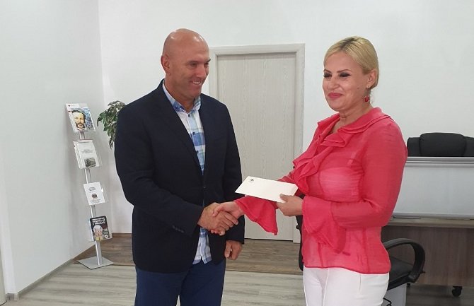 Gradonačelnik Budve donirao platu Crvenom krstu 