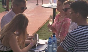 Najdžel Faraž uživa u šampanjcu u Porto Montenegru