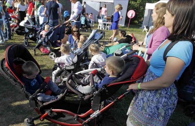 U Kijevu na jednom mjestu se okupilo 67 kolica s blizancima i trojkama (FOTO)