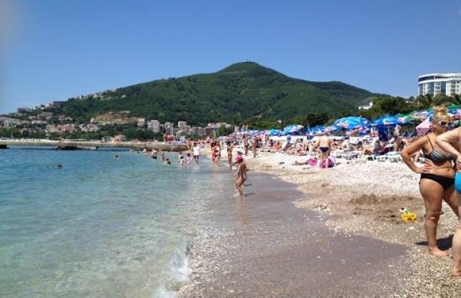 Uhapšeni nakon što su turistima na Slovenskoj plaži ukrali torbe dok su se kupali u moru