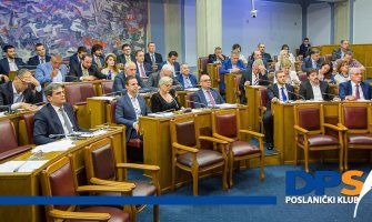 Poslanici DPS-a predali zahtjev za održavanje vanredne sjednice Skupštine