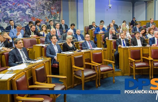 Poslanici DPS-a predali zahtjev za održavanje vanredne sjednice Skupštine