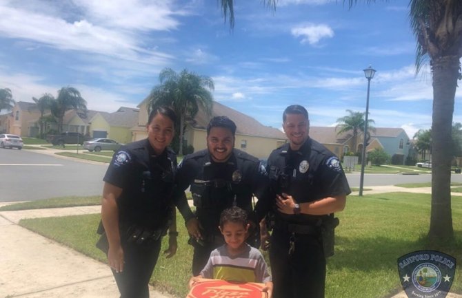 Dječak pozvao policiju da mu dostave picuu, želja mu se ispunila