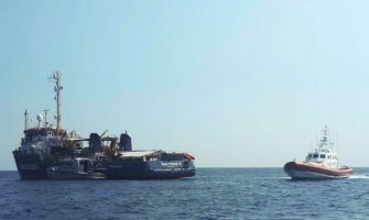 Zaglavljen brod s migrantima na Sredozemnom moru, traže pomoć