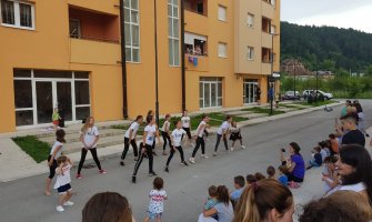 Bijelo Polje: Djeca izvela priredbu za komšije i sakupila 700 eura pomoći za bolesnog sugrađanina 