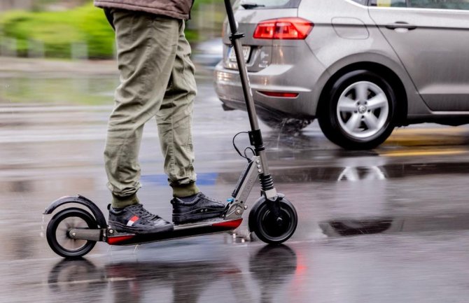 Vozač električnog trotineta stradao na autoputu