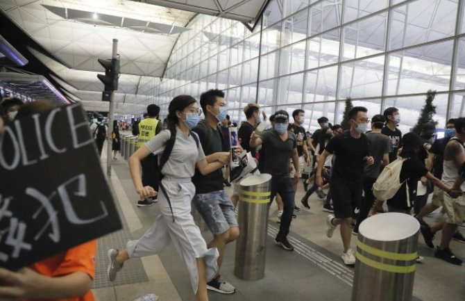 Hongkong: Okršaj demonstranata i policije na aerodromu (VIDEO)