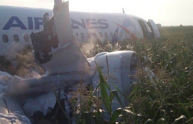 Zbog ptica avion prinudno da sletio u polje kukuruza: Ima povrijeđenih, među njima 9 djece(VIDEO)