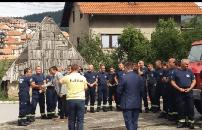 Gradonačelnik Pljevalja nagradio vatrogasce koji su spasili putnike prevrnutog autobusa