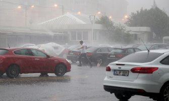 Snažno nevrijeme zahvatilo Istanbul, jedna osoba stradala