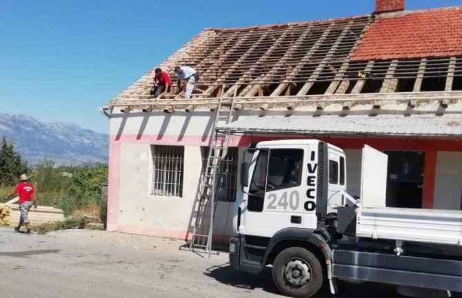 Počeli radovi na sanaciji krova Doma omladine i MZ „Ubli“