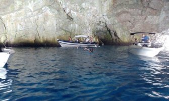 Potonula drvena barka kod Plave špilje