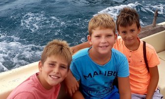 Budva: Dječaci velikog srca plivajući prikupili 1200 eura za Vanju