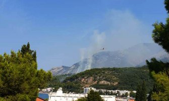 Sutomore: Kanaderi gase požar oko Brca