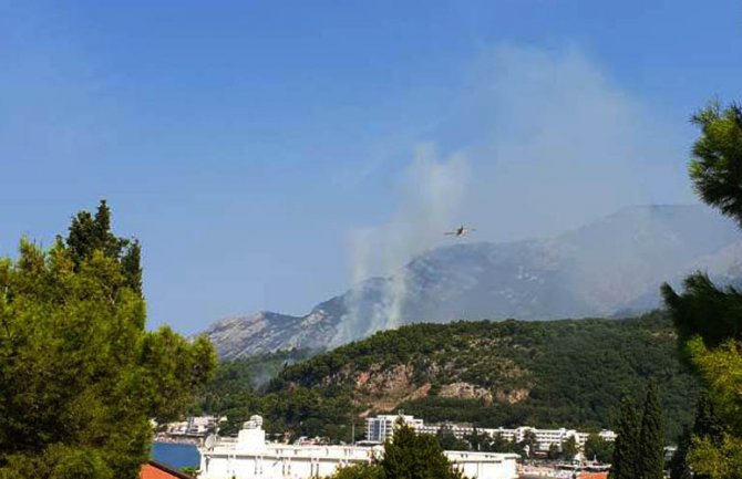 Sutomore: Kanaderi gase požar oko Brca