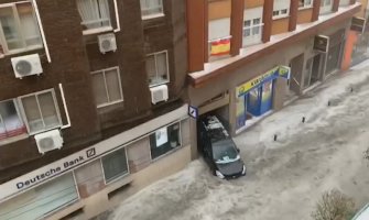 Madrid: Bujica nosila ulicama automobile (VIDEO)