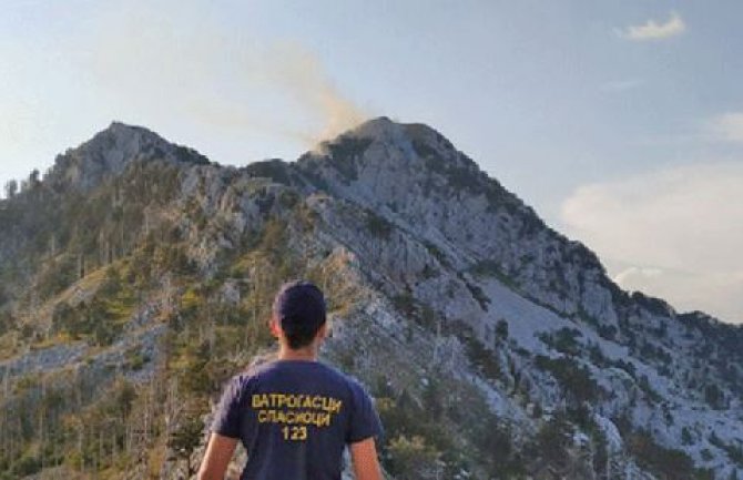 Požar na vrhu Orjena, gori nisko rastinje