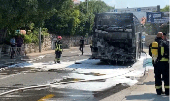 Dubrovnik: Zapalio se turistički autobus (VIDEO)