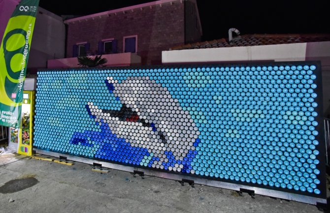 Napravljena pikselata od 2000 limenki