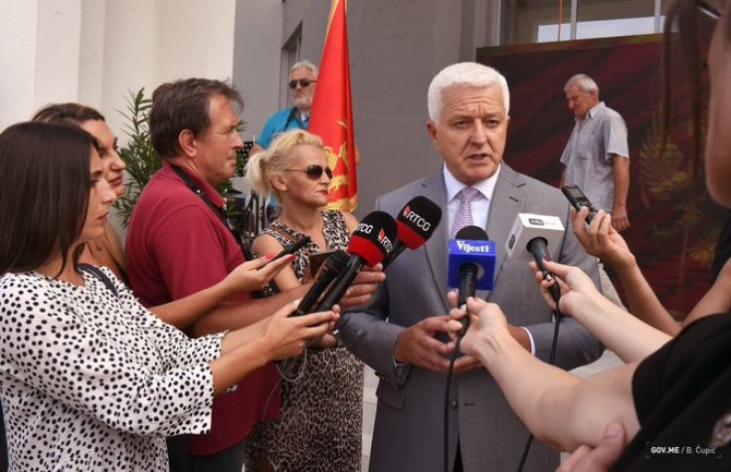 Državni službenici nijesu štetočine ovoj državi, normalno da dobijaju stanove