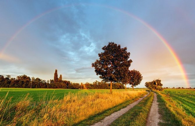 Danas oblačno sa sunčanim intervalima, popodne kiša