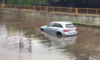 Potop u Subotici, vjetar lomio grane, saobraćaj obustavljen(VIDEO)