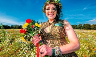 Velika Britanija: Majka dvoje djece se udala za drvo