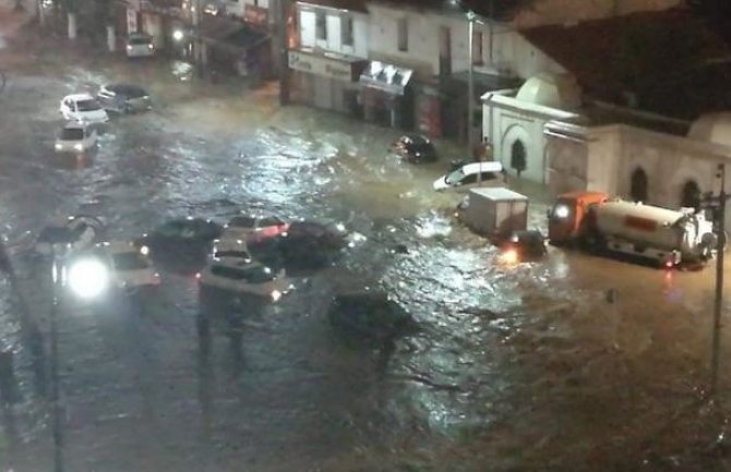 Voda u metrou, putevi poput rijeka, vozači zarobljeni u autima (FOTO)