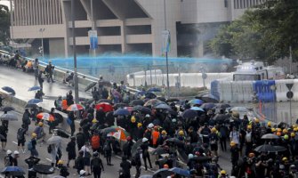 Haos u Hongkongu: Demonstranti gađali državne institucije, policija upotrebila vodeni top(VIDEO)