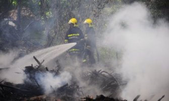 Veliki požar u Splitu: Gore automobili, čule se detonacije, jedan vatrogasac povrijeđen(VIDEO)