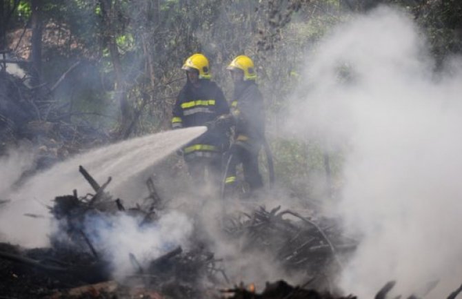 Veliki požar u Splitu: Gore automobili, čule se detonacije, jedan vatrogasac povrijeđen(VIDEO)