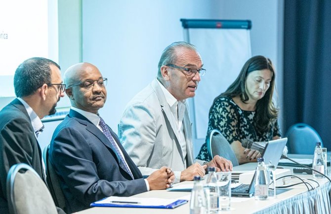 Unaprijediti znanje i sposobnosti zdravstvenih radnika koji rade sa marginalizovanim grupama