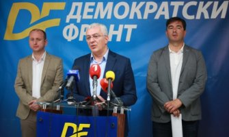 DF traži srpski jezik, skraćenje himne i trobojku iz 1905.