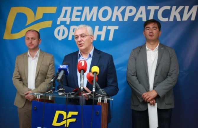 DF traži srpski jezik, skraćenje himne i trobojku iz 1905.