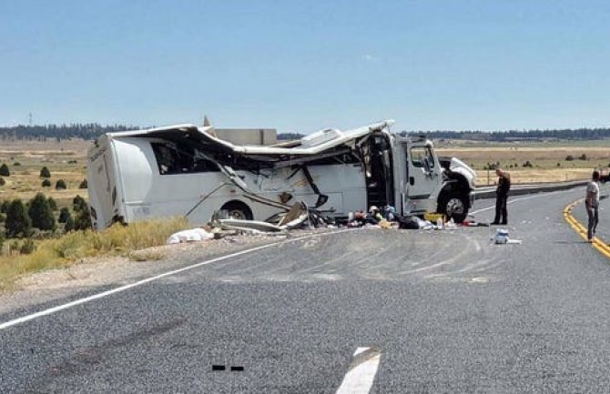 SAD: Autobus sa turistima sletio s puta, 4 osobe stradale, 16 teško povrijeđenih